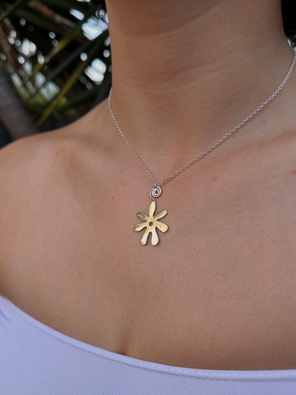 mixed metal beachy flower necklace