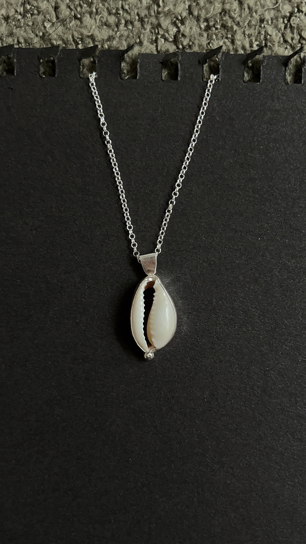 cowrie pendant necklace with accent detail