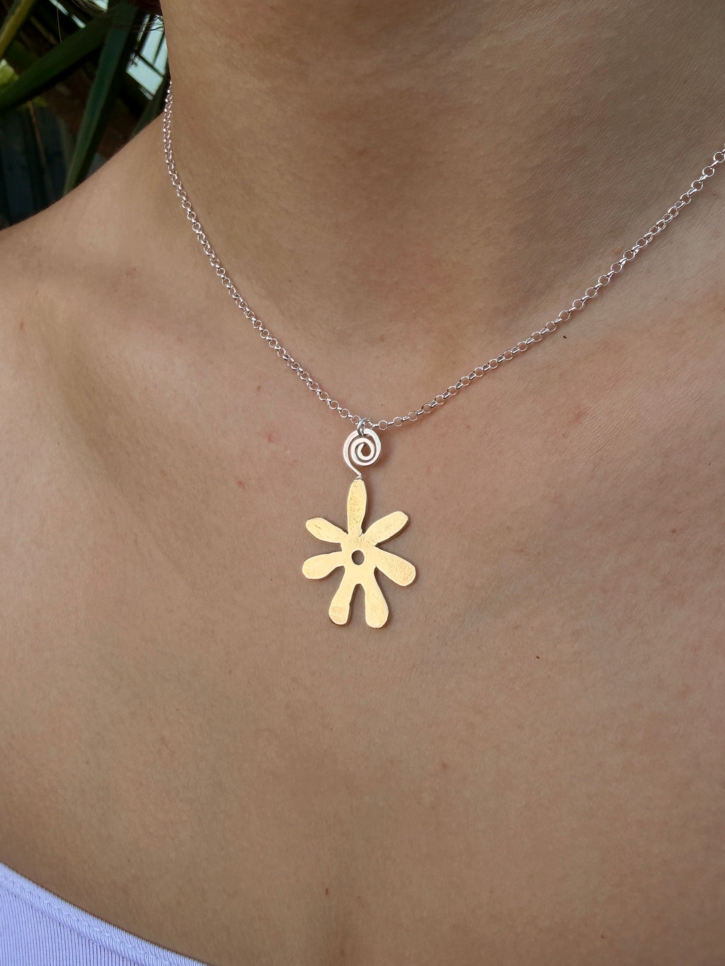 mixed metal beachy flower necklace