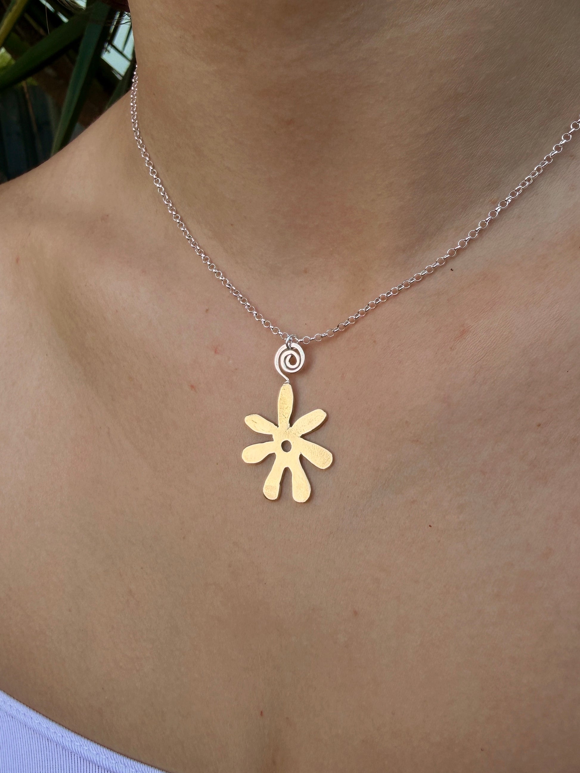 mixed metal beachy flower necklace