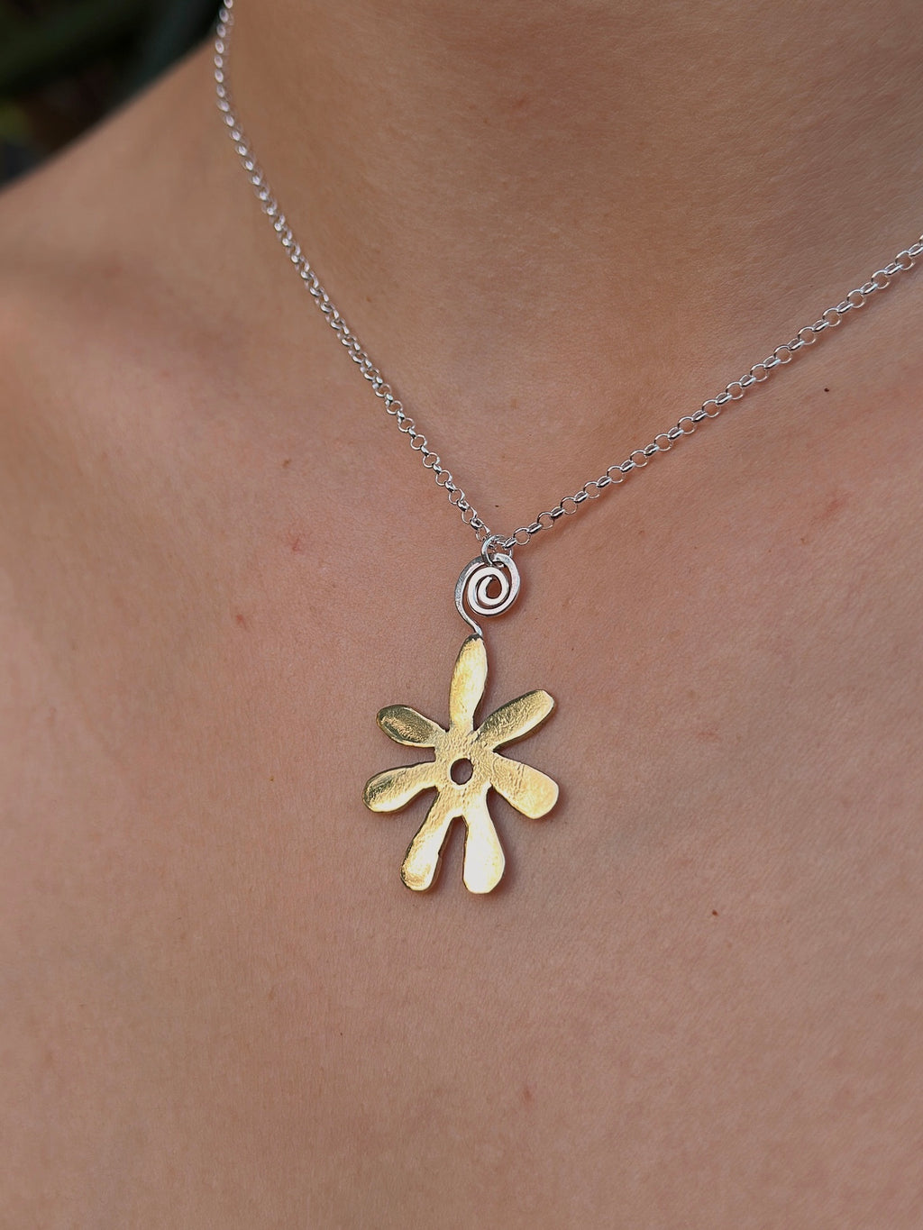 mixed metal beachy flower necklace
