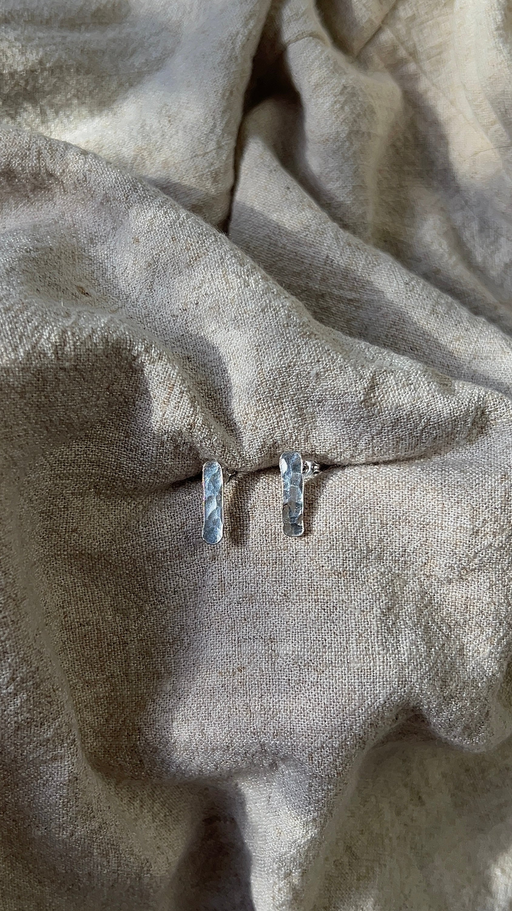 hammered bar stud