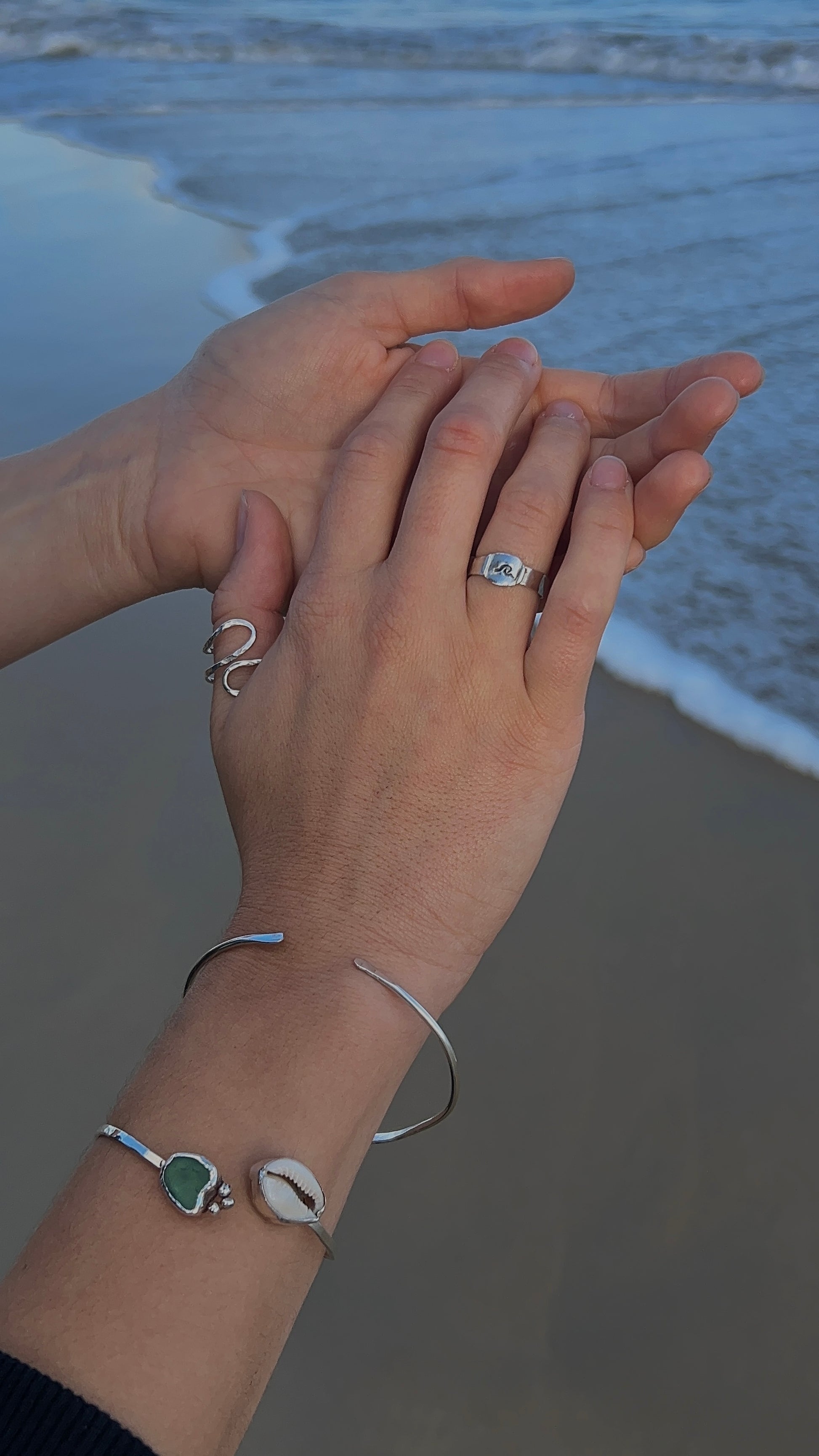 wave flow ring ~ hammered thick band size: P