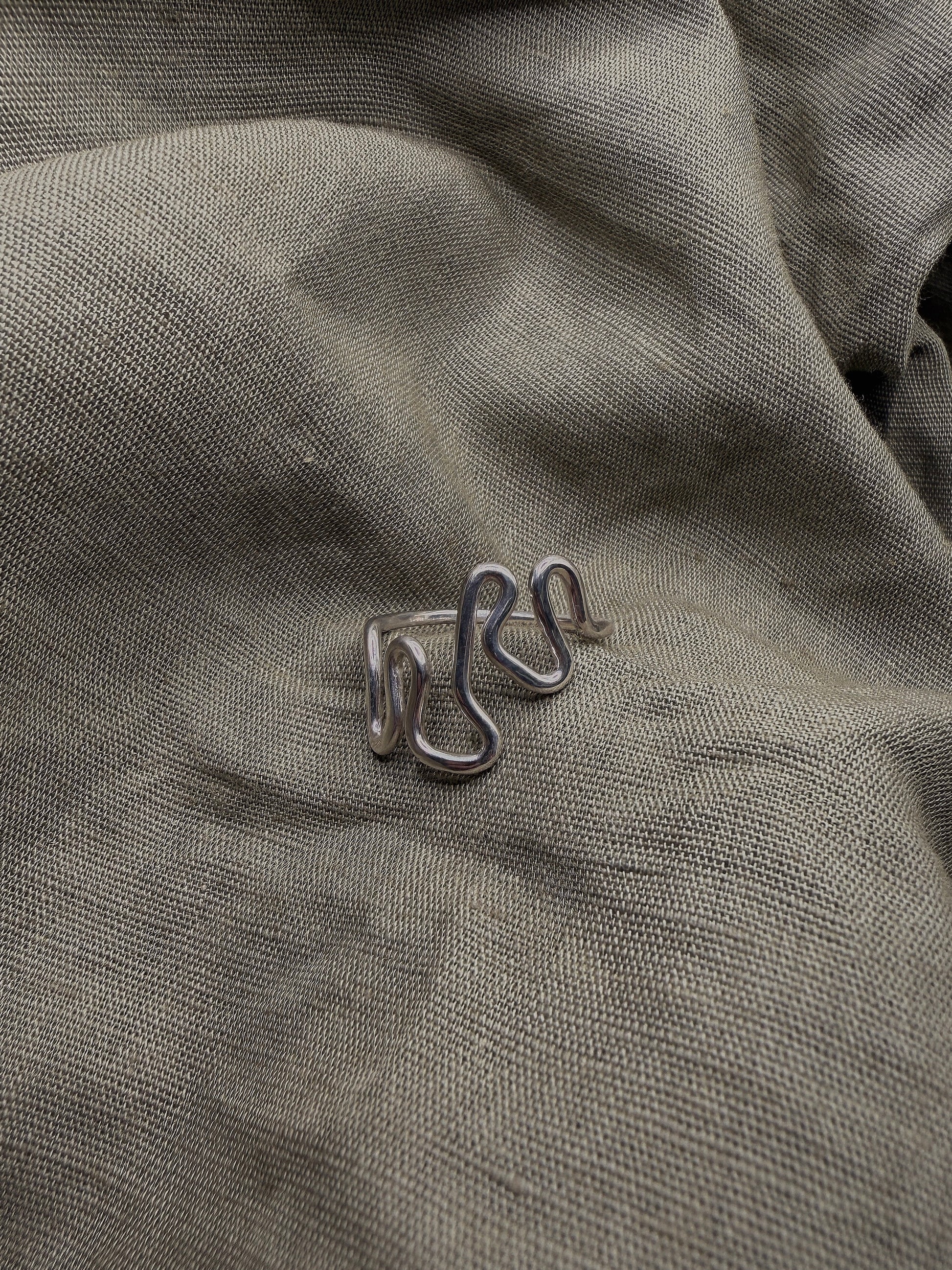squiggle ring size O (US 7.5)