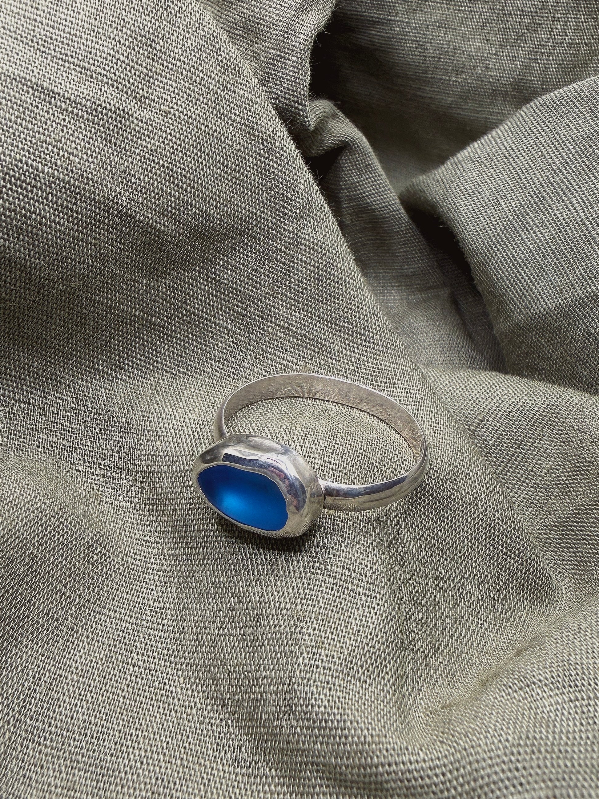 dark blue seaglass ring size U½ (US 10.75)
