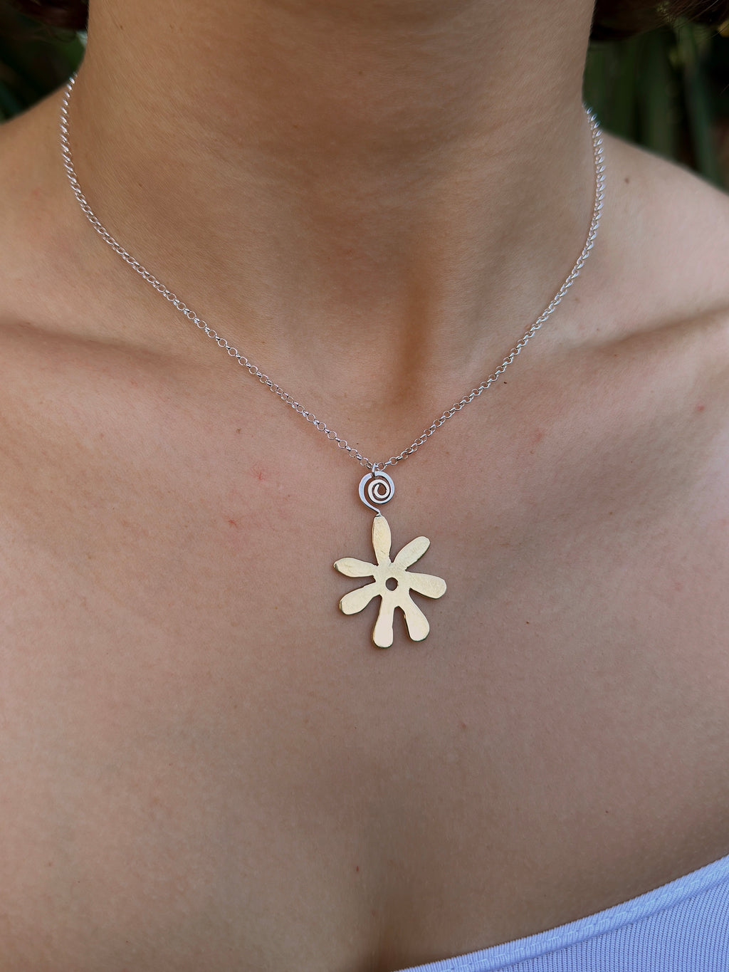 mixed metal beachy flower necklace